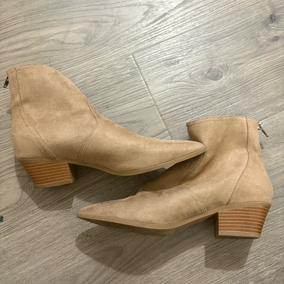 Banana Republic Faux Suede Bootie Womens 8 Taupe Beige Zip Ankle Classic Pointed - Picture 4 of 7